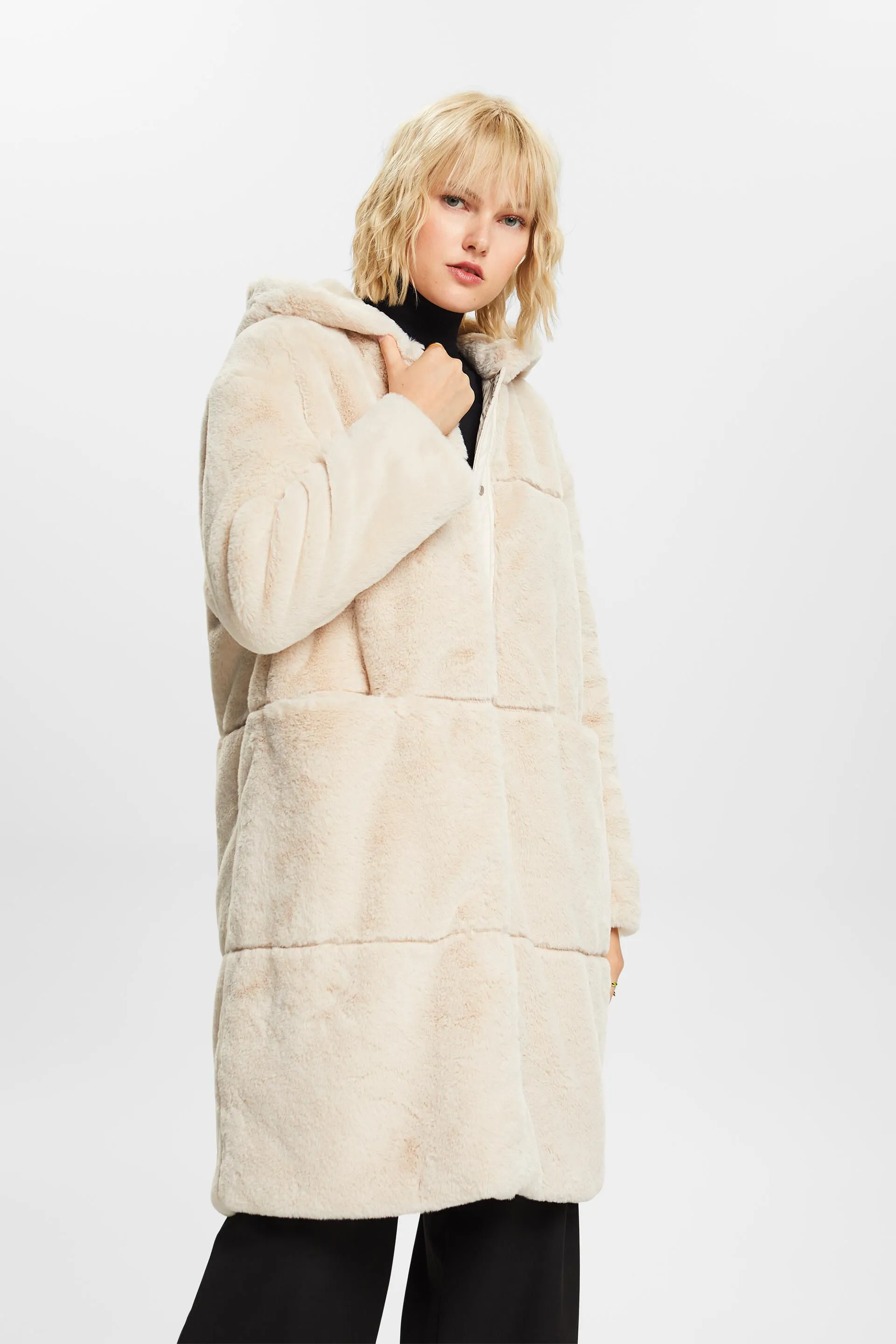 Cappotto in pelliccia sintetica con cappuccio
