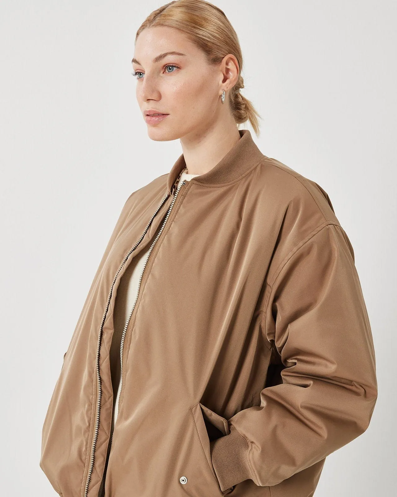 HENNIA 9889