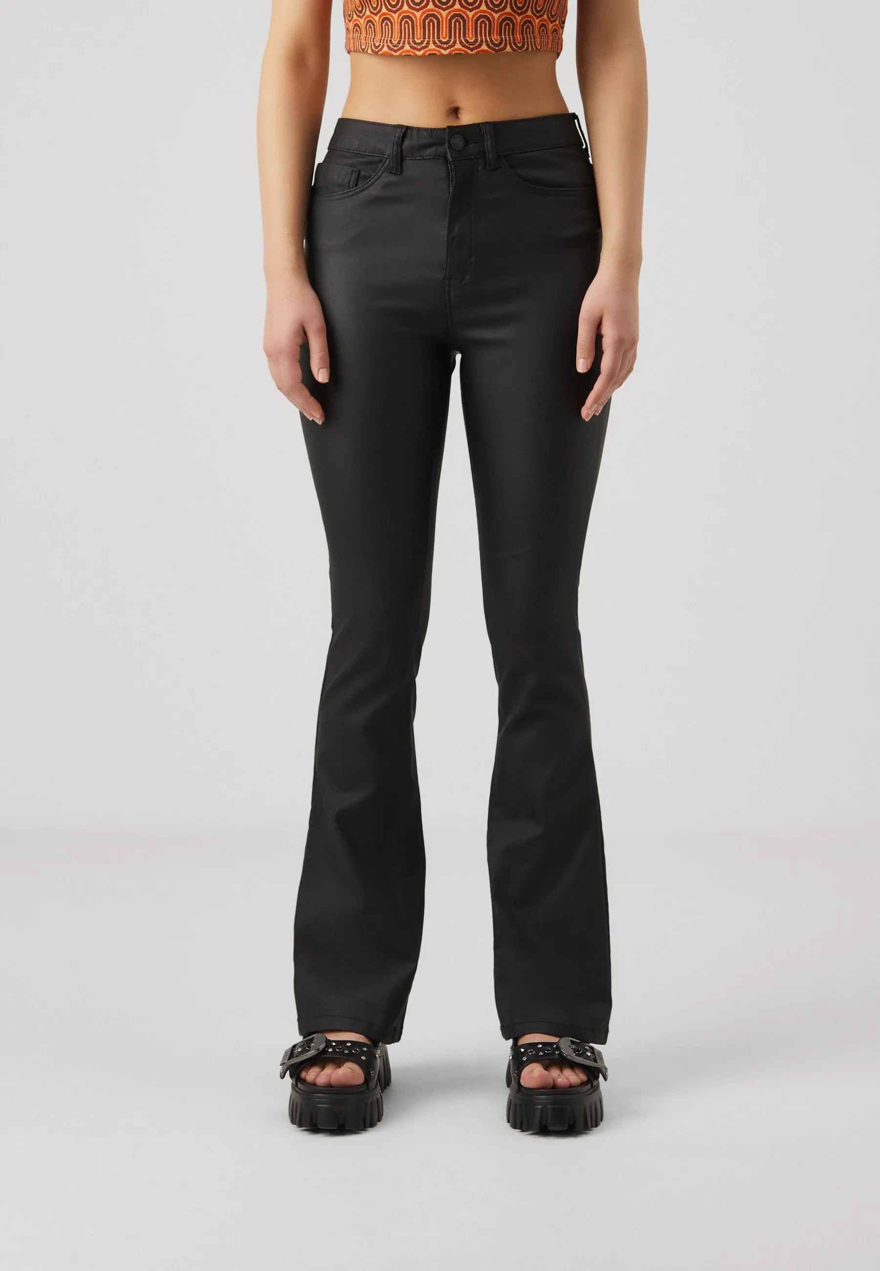 NMSALLIE FLARE COATED PANTS  - Pantaloni