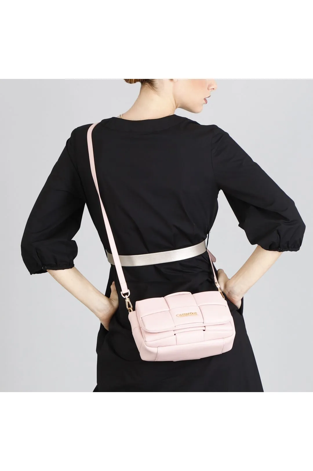pochette con intreccio grande leggermente imbottito sulla patta cipria