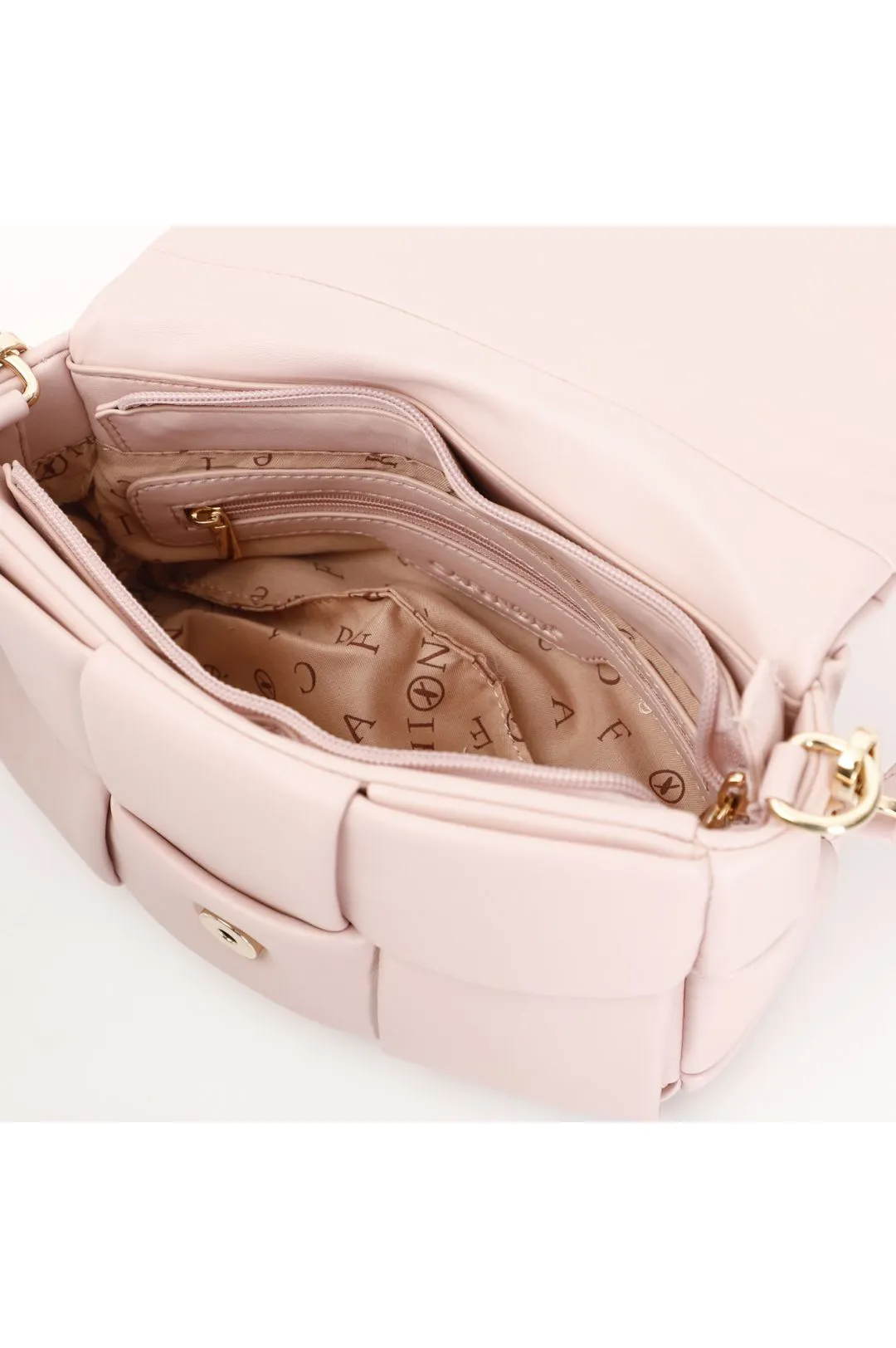 pochette con intreccio grande leggermente imbottito sulla patta cipria