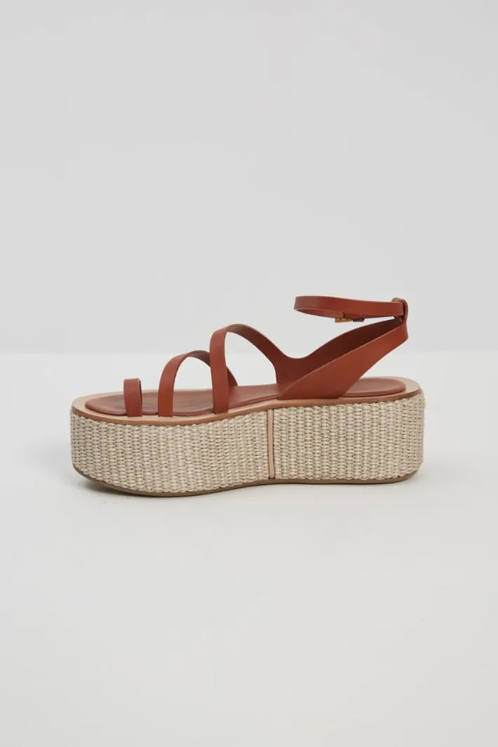 Sandali con zeppa in rafia