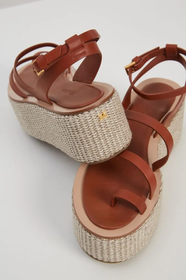 Sandali con zeppa in rafia