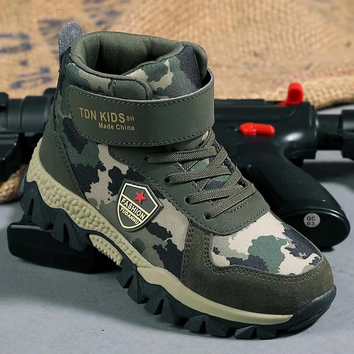 Scarpe sportive per ragazzi Sneakers invernali in cotone Camouflage Kid Scarpe casual Ourdoor Walking Arrampicata Resistente per