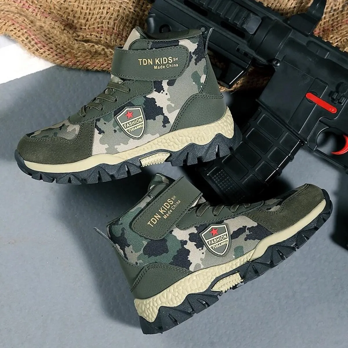 Scarpe sportive per ragazzi Sneakers invernali in cotone Camouflage Kid Scarpe casual Ourdoor Walking Arrampicata Resistente per