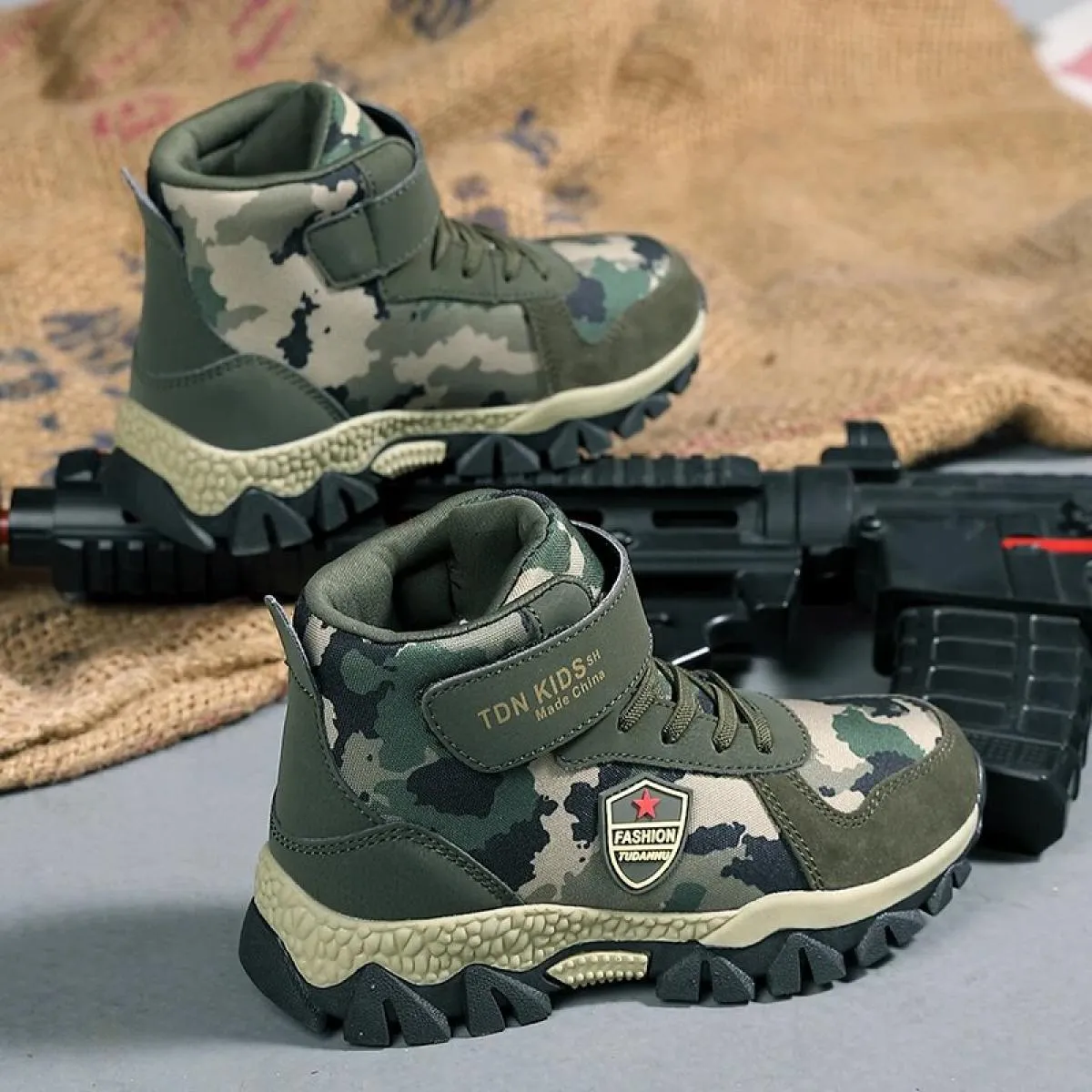 Scarpe sportive per ragazzi Sneakers invernali in cotone Camouflage Kid Scarpe casual Ourdoor Walking Arrampicata Resistente per