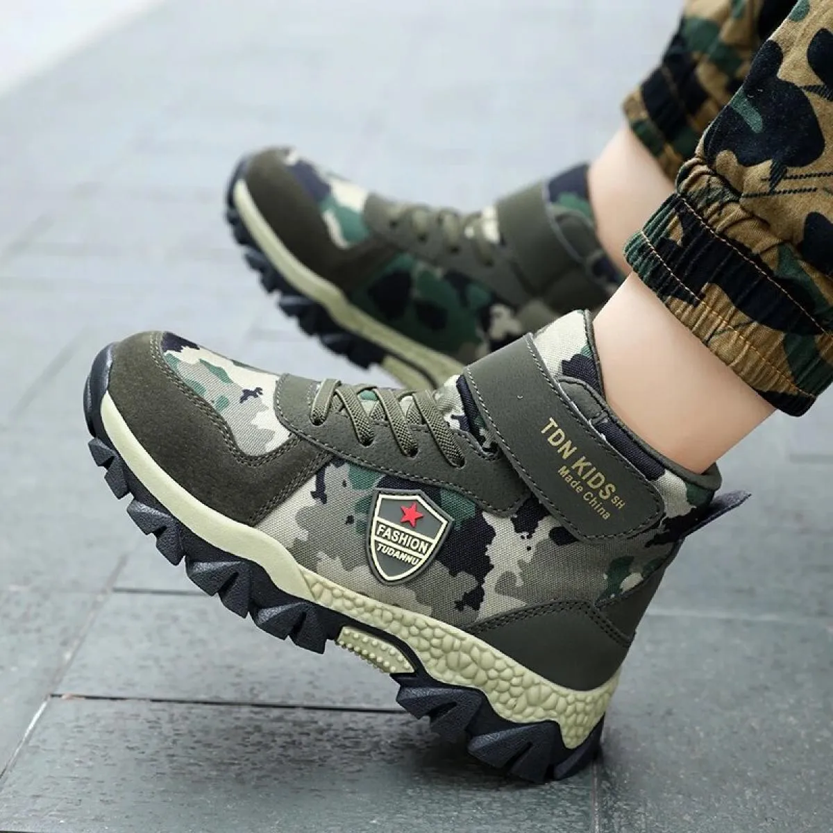 Scarpe sportive per ragazzi Sneakers invernali in cotone Camouflage Kid Scarpe casual Ourdoor Walking Arrampicata Resistente per