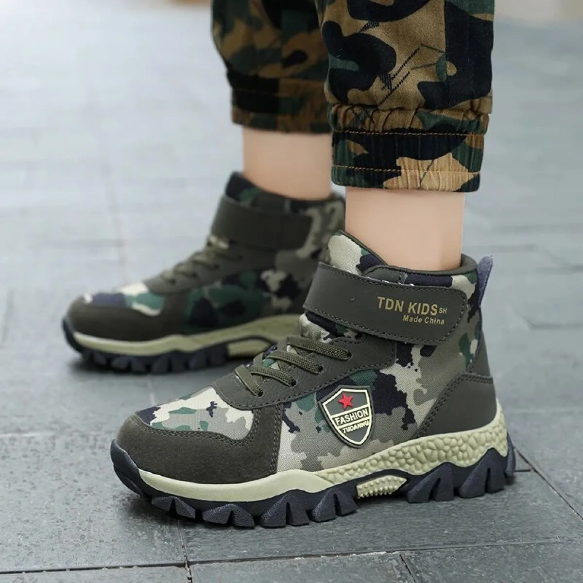 Scarpe sportive per ragazzi Sneakers invernali in cotone Camouflage Kid Scarpe casual Ourdoor Walking Arrampicata Resistente per
