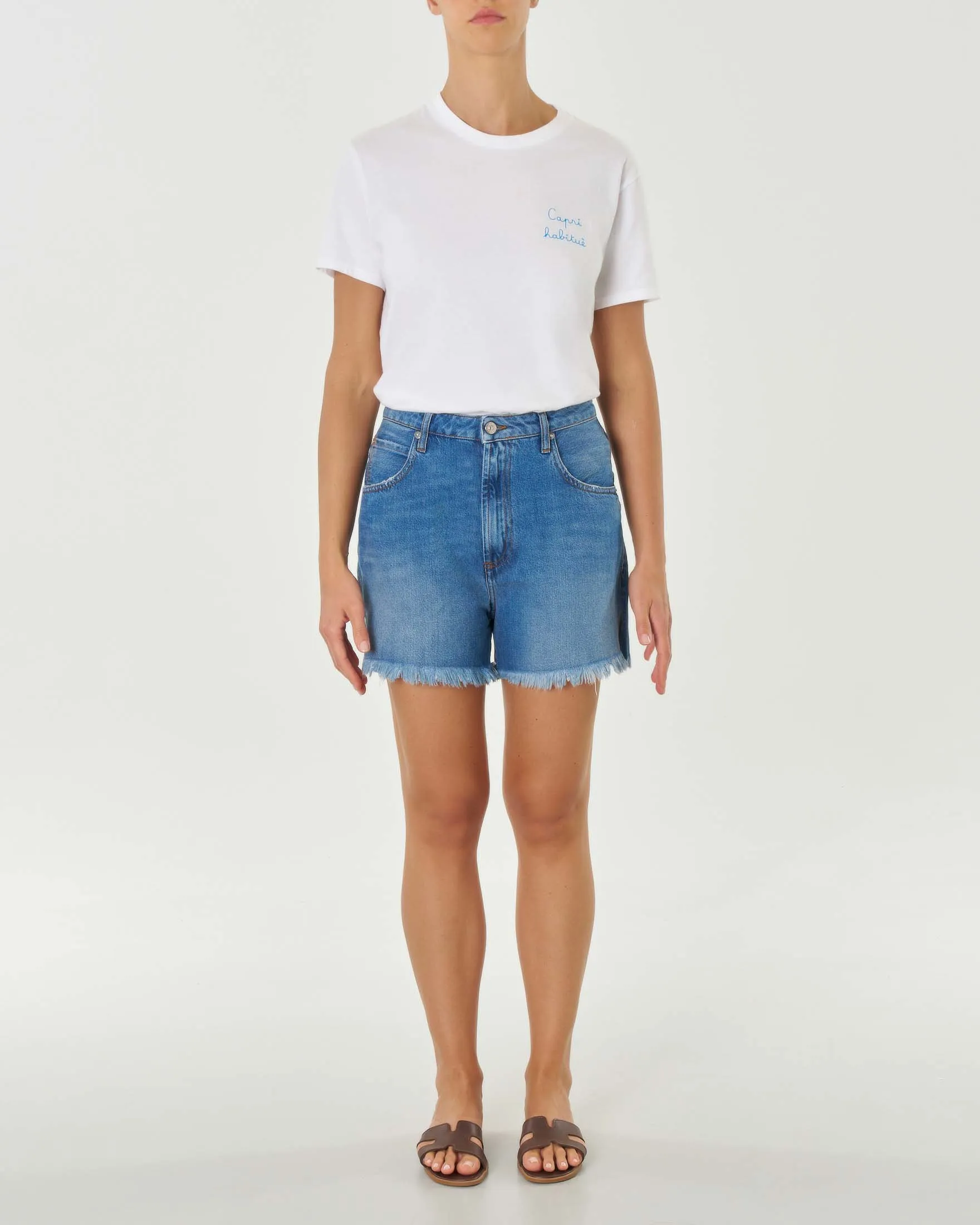Shorts in denim blu stone washed con orlo taglio a vivo al fondo