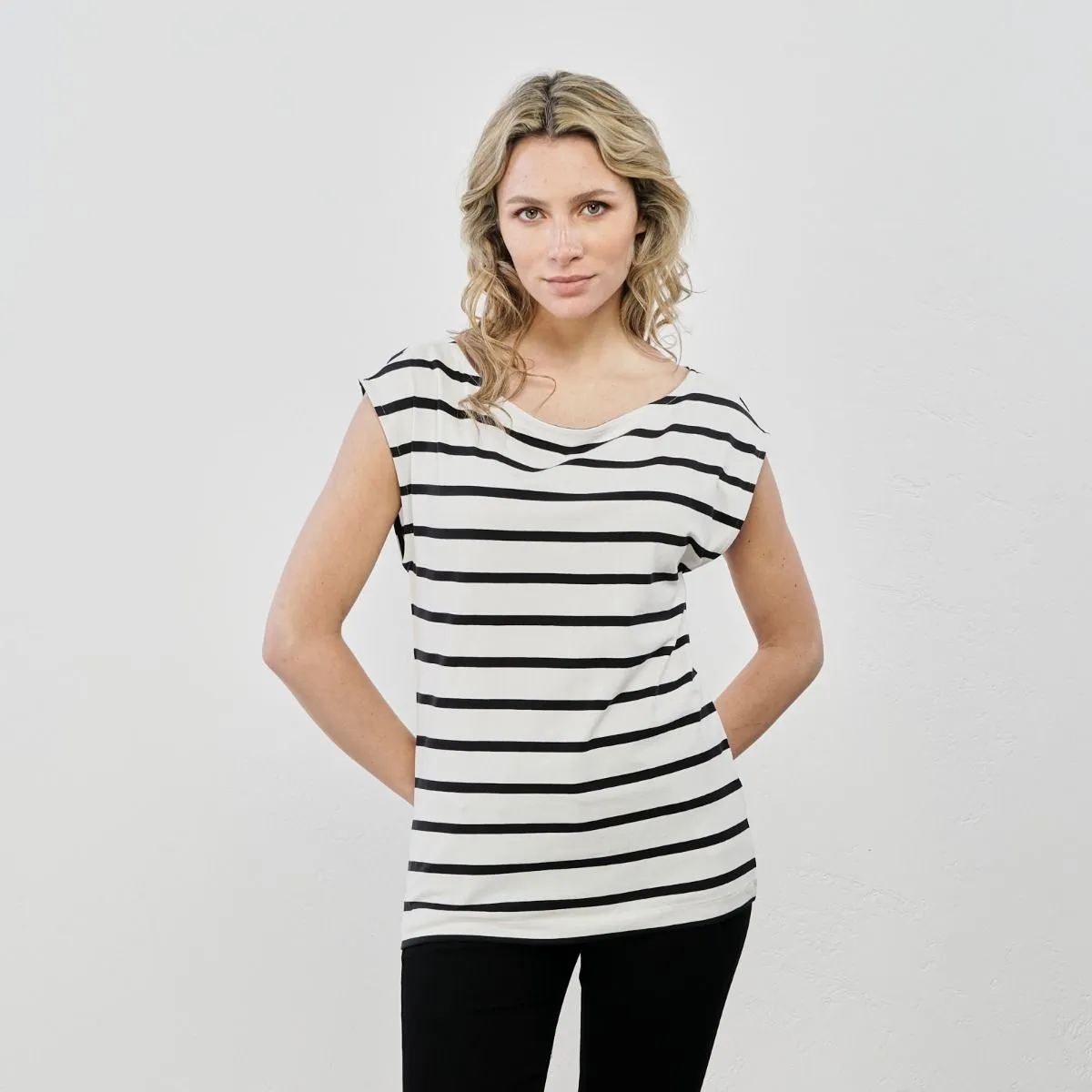 T-shirt bianca a righe con maniche corte