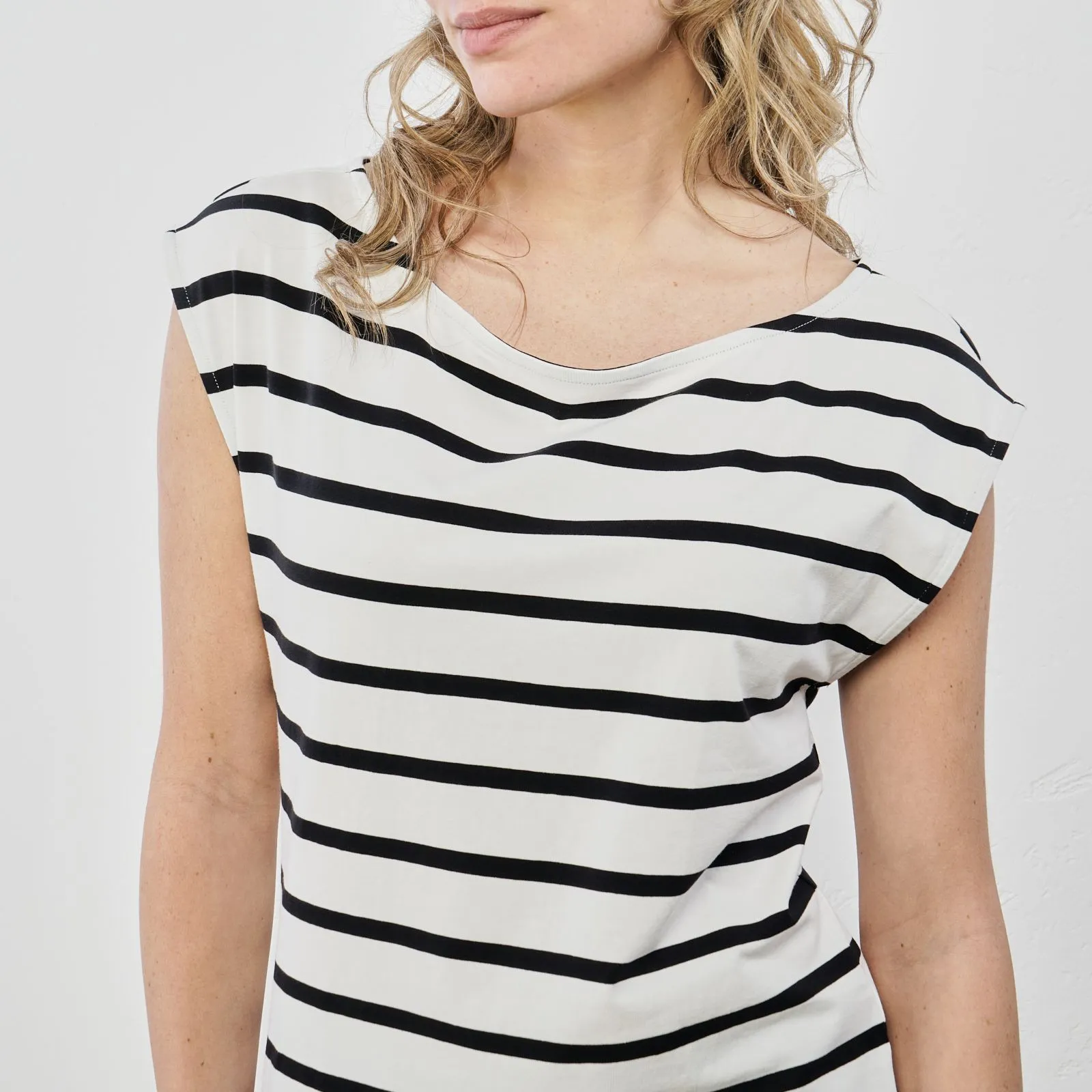 T-shirt bianca a righe con maniche corte