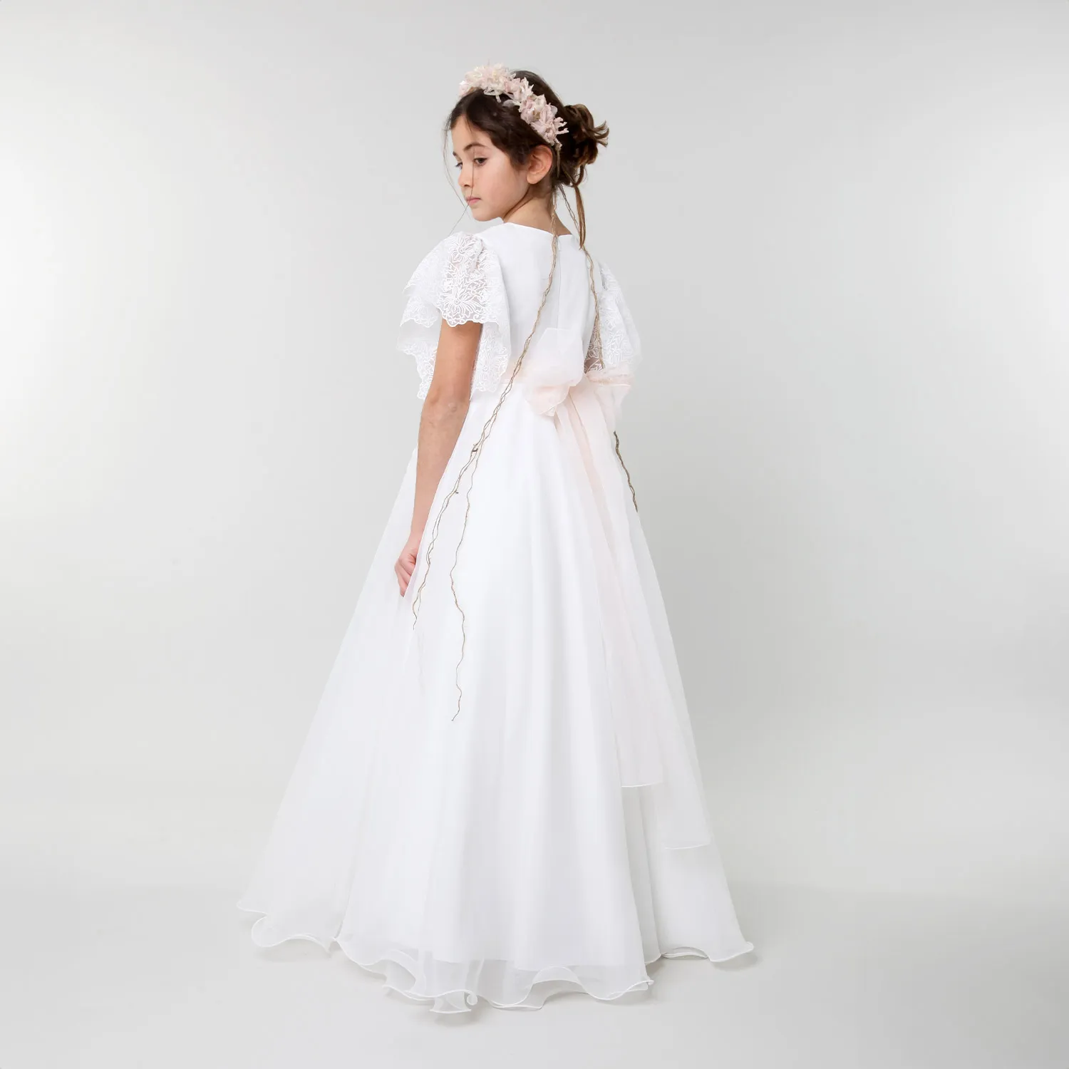 Vestito Bianco Con Spilla Floreale Salmone