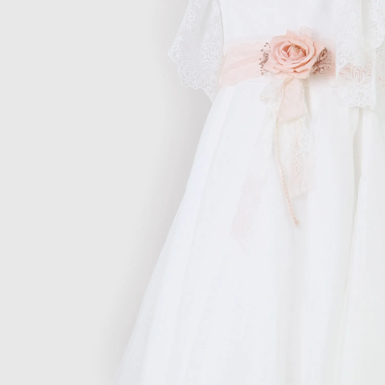 Vestito Bianco Con Spilla Floreale Salmone